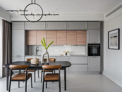 Шкафы в потолок или антресоли позволяют использовать всё полезное пространство и создавать дополнительные места для хранения