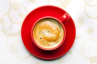 Как вывести свежие и старые пятна от кофе с одежды: 5 лайфхаков