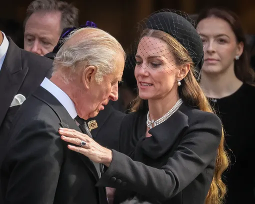 Чёрная вуаль, жемчуга и поцелуй короля: как Кейт Миддлтон простилась с герцогиней Кентской