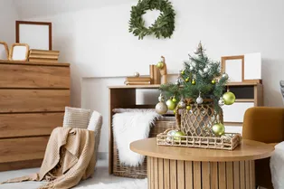 Миниатюрная ёлочка в интерьере: отличный вариант для маленькой квартиры