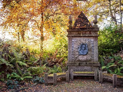 Мемориал, посвящённый королеве Елизавете и королеве-матери Боуз-Лайон . Мемориал, посвящённый королеве Елизавете и королеве-матери Боуз-Лайон .