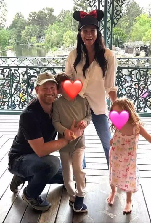 Принц Гарри и Меган Маркл с принцем Арчи и принцессой Лилибет Принц Гарри и Меган Маркл с принцем Арчи и принцессой Лилибет