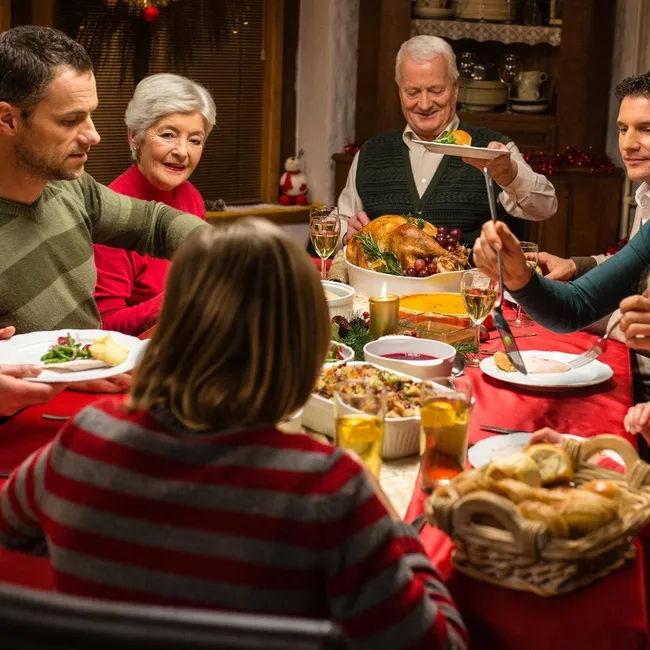 «Чтобы следующий год был лучше этого»: 5 фраз, которые нельзя говорить за новогодним столом. Даже с добрыми намерениями