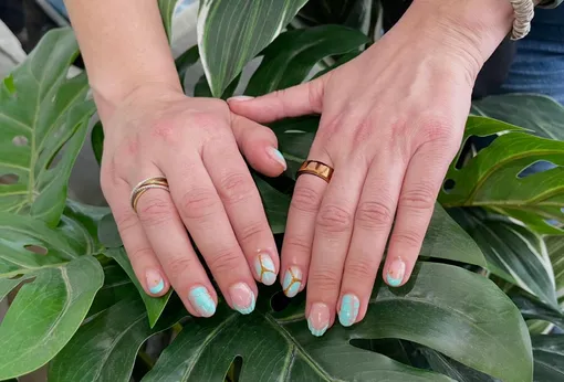 Мятные моменты с оттенком золота Денежный маникюр на 8 марта 2026