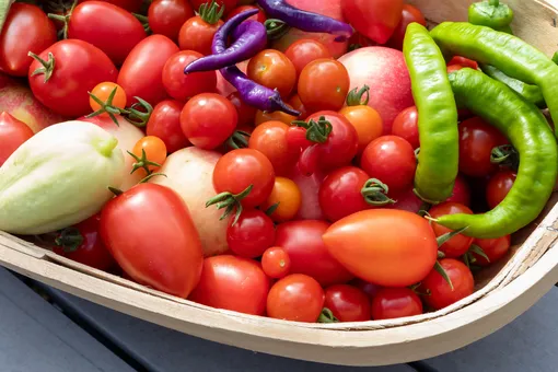 Томаты в тазу