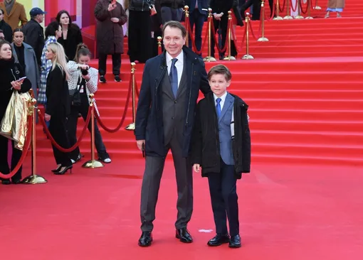 Евгений Миронов вышел на красную дорожку ММКФ со своим сыном Евгений Миронов вышел на красную дорожку ММКФ со своим сыном