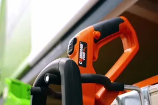 Как выбрать идеальный триммер для газона? Маша знает!