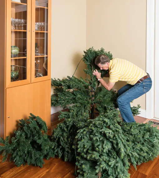 Помогут перчатки: как правильно распушить искусственную ёлку, чтобы она выглядела нарядной