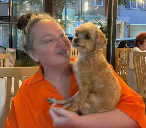 Лариса Гузеева с собакой Жужей