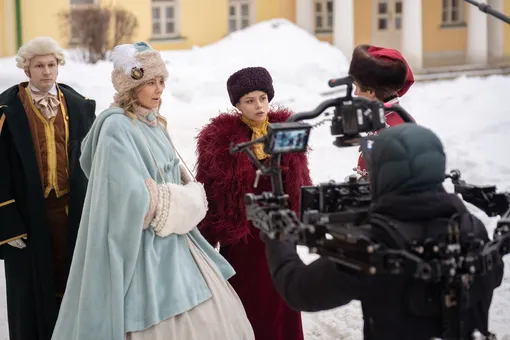 «Непонятно, как в то время люди перемещались в таких пышных юбках», — говорит Невская