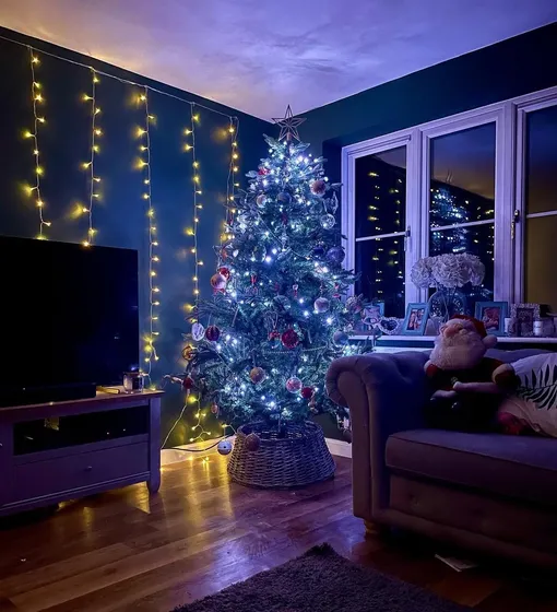 Гирлянда на стену -отличный выбор для украшения гостиной для встречи Нового года 2026. Гирлянда на стену -отличный выбор для украшения гостиной для встречи Нового года 2026.