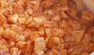 Через 12 часов ставим вариться мармелад. В общей сложности варить его нужно 1,5 часа. На фото мармелад через 30 минут после начала варки. Варить нужно на среднем огне, при несильном кипении, периодически помешивая