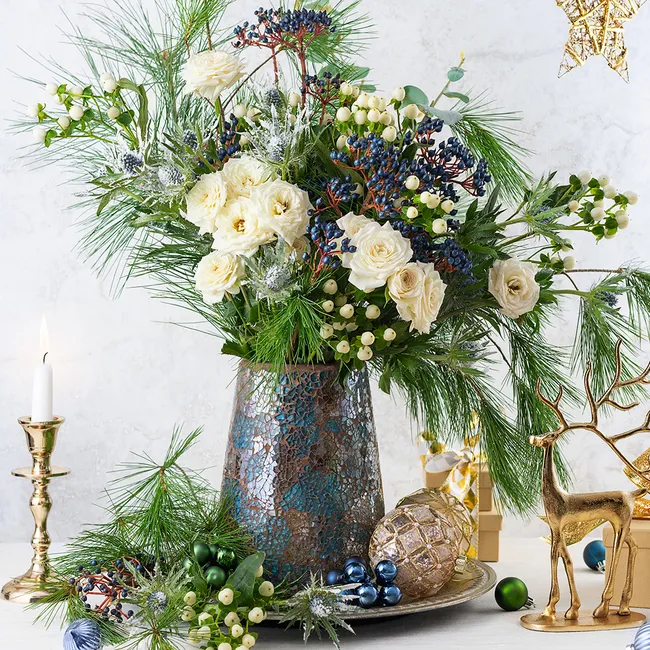 Хвойный аромат, ленты из бархата: каким должен быть модный новогодний букет?