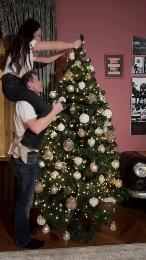 Аида Гарифуллина и Алексей Воробьёв наряжают ёлку Аида Гарифуллина и Алексей Воробьёв наряжают ёлку