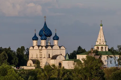 Ансамбль Суздальского кремля на закате