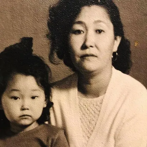 Александра Буратаева в детстве с матерью фото