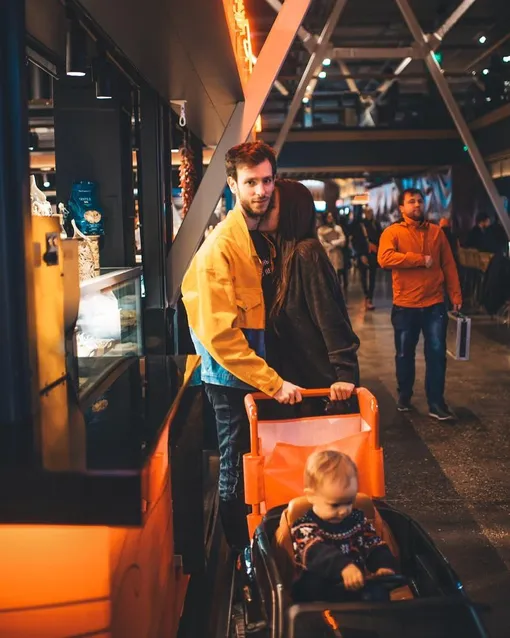 Старший сын Жанны Эппле с женой и ребенком