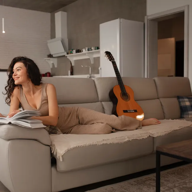 Мягкий максимализм: что это за тренд и как превратить дом в теплое убежище этой зимой