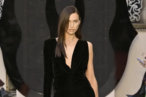 На каблуках и в косухе: Ирина Шейк поужинала с другом в ресторане