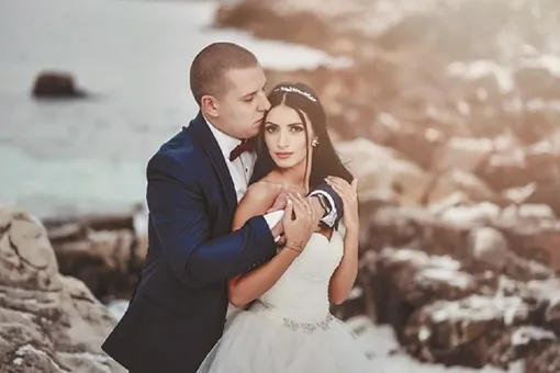 «Не верила, что со мной такое случится»: девушка вышла замуж за дорожного инспектора, который остановил ее за нарушение