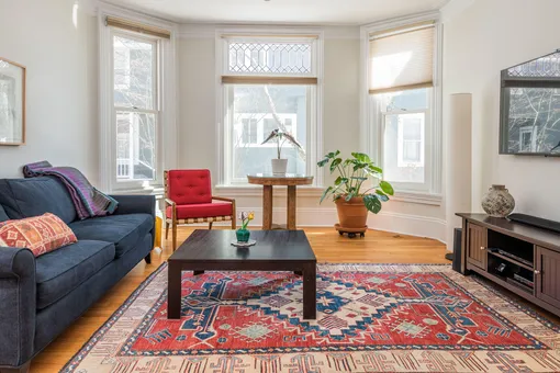 5 секретных мест для хранения в гостиной, которые мы не используем (и напрасно!)