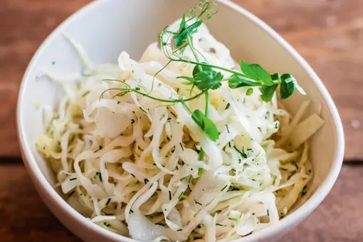 Знатная закуска – квашенная капустка. Теперь с яблочным соком! Знатная закуска – квашенная капустка. Теперь с яблочным соком!