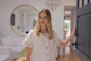 Пляжный вайб и акценты «с историей»: как выглядит дом актрисы Марго Робби? Пляжный вайб и акценты «с историей»: как выглядит дом актрисы Марго Робби?