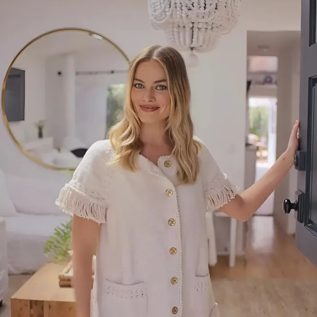 Пляжный вайб и акценты «с историей»: как выглядит дом актрисы Марго Робби? Пляжный вайб и акценты «с историей»: как выглядит дом актрисы Марго Робби?