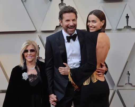 Брэдли Купер с мамой (слева) и Ириной Шейк (справа)