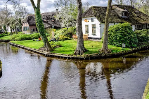 Сказочная деревня, в которой по улицам нужно плыть