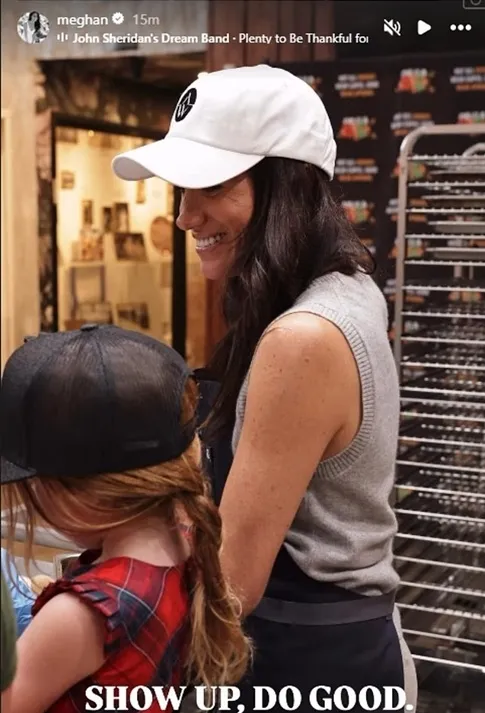 Меган Маркл и принцесса Лилибет в клетчатом платье