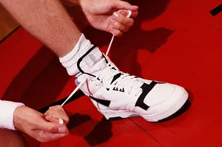 «Конкурируй, но будь человеком»: юный спортсмен тайно отдал сопернику свою обувь