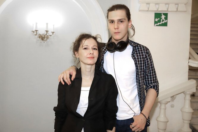 Әдемі аққұбаның пиздасының таралуы туралы бейне