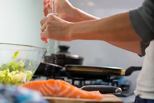 Девушка солит рыбу, продукты вредящие коже лица Девушка солит рыбу, продукты вредящие коже лица