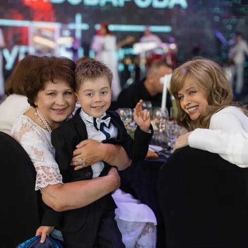 Елена Преснякова и мать Натальи Подольской Нина Антоновна с внуком Арсением Пресняковым фото