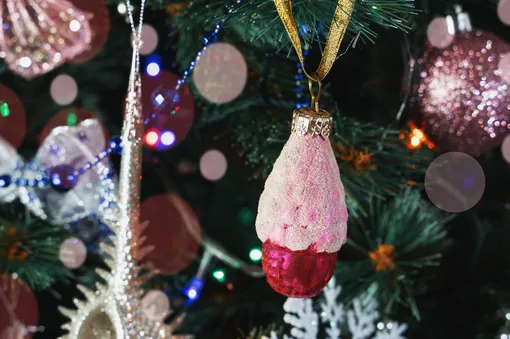 Стильно украсить елку для встречи Нового года 2026 можно ретро игрушками. Если выбрать красно-золотую гамму, то это принесет удачу в год Красной Лошади.