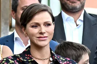 В знак протеста? Принцесса Шарлен уехала в Африку без семьи и пришла на мероприятие в джинсах