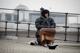 Бездомный вернул пропавший кошелек бабушке — и получил невероятный подарок