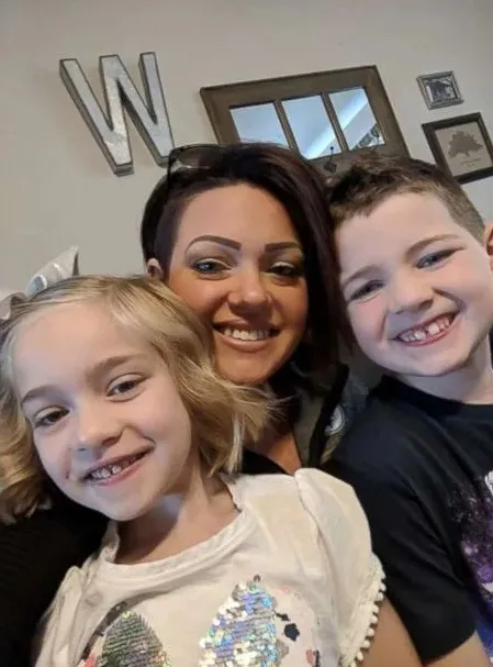 Мэгги Уэллс с двумя младшими детьми Мэгги Уэллс с двумя младшими детьми