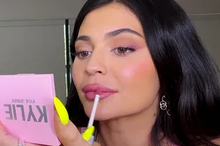 Этот простой лайфхак поможет сделать губы, как у Кайли Дженнер без ботокса: потребуются только 2 средства...