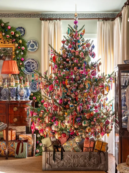 Стильно нарядить елку на новый год можно в ретро стиле, «бабушкины» игрушки -один из главных новогодних трендов 2025 года.