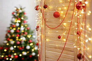 Выручит простыня: 4 способа спрятать домашний беспорядок перед Новым годом