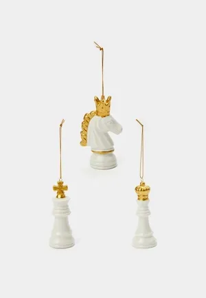 необычная елочная игрушка в виде шахматного коня на Новый год 2026.