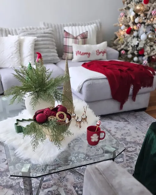 Плед в новогодних оттенках красного — отличный выбор для украшения гостиной к Новому году 2026. Символ года Огненная Лошадь любит красный, и если оформить новогодний интерьер в этом оттенке, то можно привлечь деньги и удачу в Новом году. Плед в новогодних оттенках красного — отличный выбор для украшения гостиной к Новому году 2026. Символ года Огненная Лошадь любит красный, и если оформить новогодний интерьер в этом оттенке, то можно привлечь деньги и удачу в Новом году.