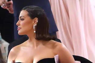 Похожа на Кроуфорд: похудевшая модель Эшли Грэм изумила фигурой в прозрачном сверкающем платье