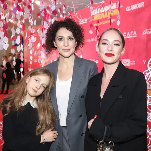 Аглая Тарасова с мамой и сестрой