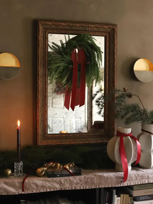 Украсить зеркало на Новый год можно при помощи венка из хвои сделаного своими руками. Украсить зеркало на Новый год можно при помощи венка из хвои сделаного своими руками.