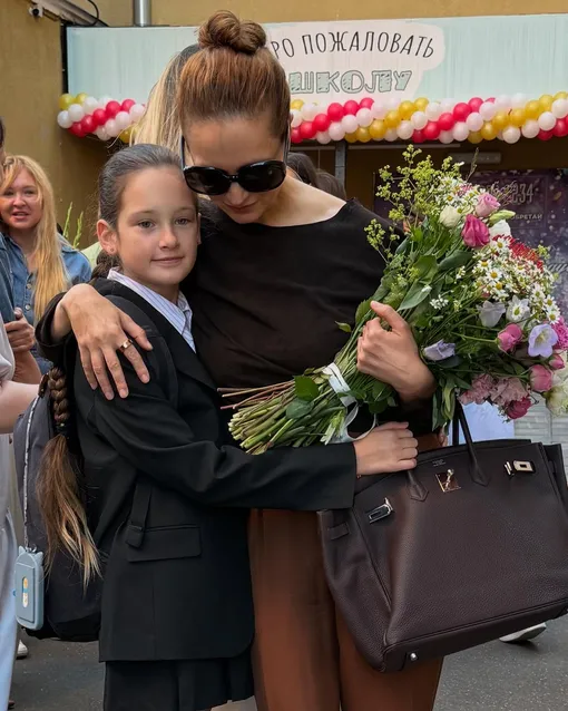 Виктория Исакова с дочерью Варварой Мороз 1 сентября 2025 года Виктория Исакова с дочерью Варварой Мороз 1 сентября 2025 года