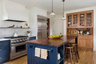 Решётки и узкие дверцы: 5 трендов на кухонные шкафы, которые мы увидим повсюду в 2026 году