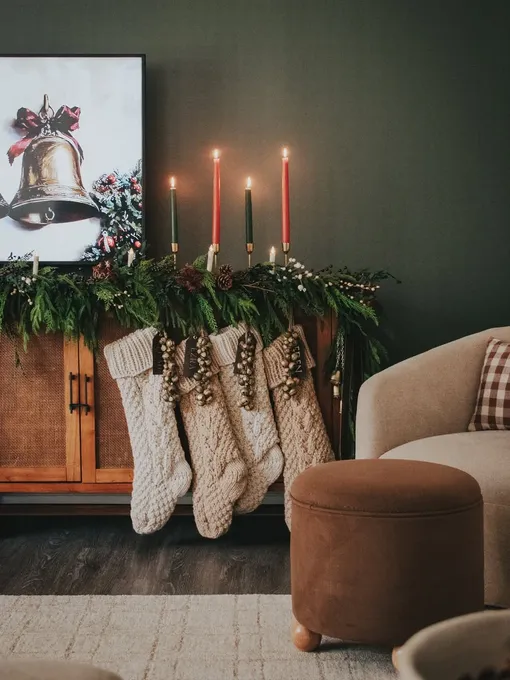 Носки для новогодних подарков станут отличным дополнением для украшения гостиной для Нового года 2026. Носки для новогодних подарков станут отличным дополнением для украшения гостиной для Нового года 2026.